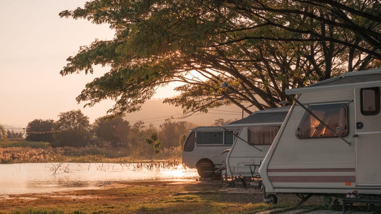 motor-home-under-big-tree-on-campground-by-the-lak-2026